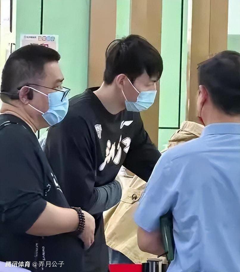 近日，张玉宁、戴伟浚、林良铭等队员在上海申花体能教练欧文的带领下已展开训练，还有部分队员假期内在健身房锻炼。